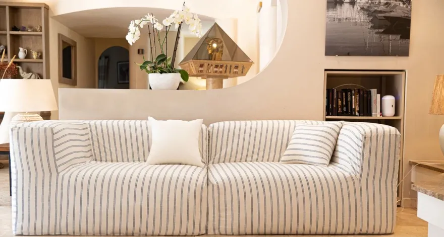 Casa Padrino Luxus Wohnzimmer Sofa mit Streifen Weiß / Blau 250 cm