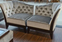 Casa Padrino Luxus Wohnzimmer Sessel Set Silbergrau / Dunkelbraun - 2 Neoklassische Sessel mit edlem Velourstoff - Wohnzimmer Möbel im Neoklassischem Stil