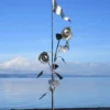 Casa Padrino Luxus XXL Edelstahl Garten Skulptur Sonnenblumen mit Flagge Silber 95 x 75 x H. 290 cm - Riesige XXL Garten Deko - Luxus Outdoor Deko - Luxus Garten Deko Accessoires