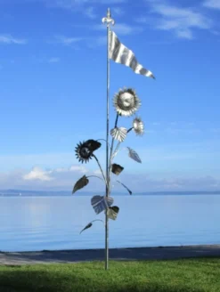 Casa Padrino Luxus XXL Edelstahl Garten Skulptur Sonnenblumen mit Flagge Silber 95 x 75 x H. 290 cm - Riesige XXL Garten Deko - Luxus Outdoor Deko - Luxus Garten Deko Accessoires