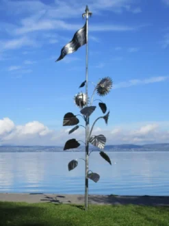 Casa Padrino Luxus XXL Edelstahl Garten Skulptur Sonnenblumen mit Flagge Silber 95 x 75 x H. 290 cm - Riesige XXL Garten Deko - Luxus Outdoor Deko - Luxus Garten Deko Accessoires