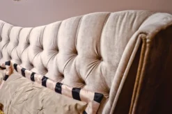 Casa Padrino Neoklassisches Doppelbett Grau / Dunkelbraun 240 x 230 x H. 134 cm - Massivholz Bett mit Kopfteil und edlem Velourstoff - Schlafzimmer Möbel im Neoklassischem Stil