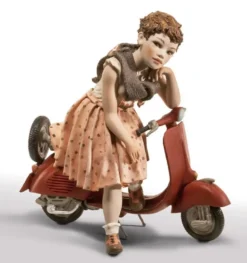 Casa Padrino Porzellan Deko Skulptur Mädchen mit Roller H. 27,5 cm - Made in Italy