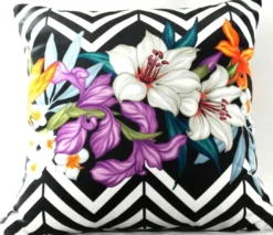 Casa Padrino Wohnzimmer Kissen Georgia Flowers Schwarz / Weiß / Mehrfarbig Lilie 45 x 45 cm - Feinster Samtstoff - Luxus Deko Accessoires