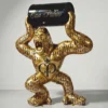 Casa Padrino XXL Deko Skulptur Gorilla mit Fass Gold / Schwarz H. 240 cm - Garten Figur - CPB