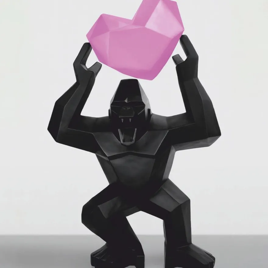 Casa Padrino XXL Deko Skulptur Gorilla mit Herz Schwarz / Rosa H. 146 cm