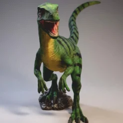 Casa Padrino XXL Deko Skulptur Dinosaurier Velociraptor Grün / Schwarz 295 x H. 150 cm - Lebensgroße Gartenfigur