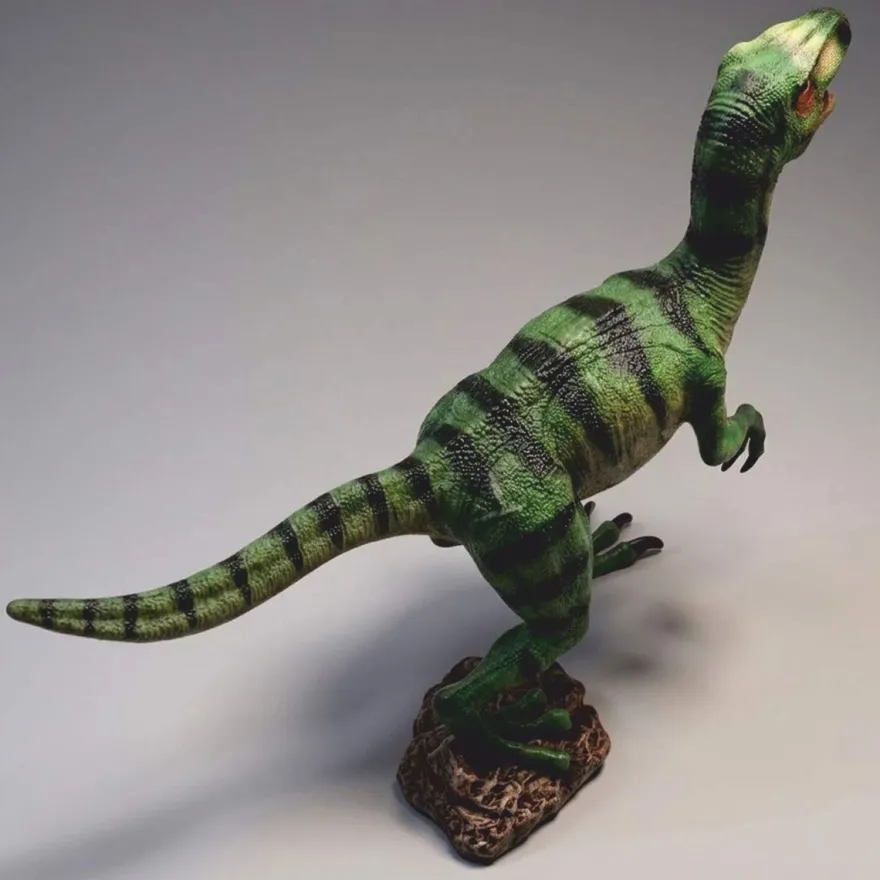 Casa Padrino XXL Deko Skulptur Dinosaurier Velociraptor Grün / Schwarz 295 x H. 150 cm - Lebensgroße Gartenfigur