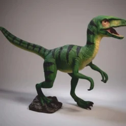 Casa Padrino XXL Deko Skulptur Dinosaurier Velociraptor Grün / Schwarz 295 x H. 150 cm - Lebensgroße Gartenfigur