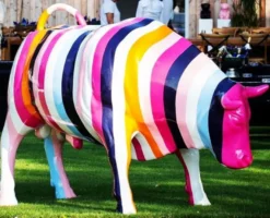 Casa Padrino XXL Deko Skulptur Stier Weiß / Bunt 235 x H. 140 cm