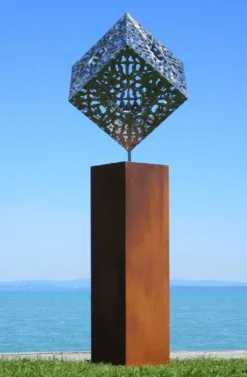 Casa Padrino XXL Garten Deko Metall Skulptur Würfel auf Säule Silber / Rost H. 216 cm