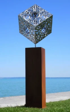 Casa Padrino XXL Garten Deko Metall Skulptur Würfel auf Säule Silber / Rost H. 216 cm