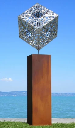 Casa Padrino XXL Garten Deko Metall Skulptur Würfel auf Säule Silber / Rost H. 216 cm