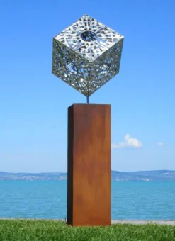 Casa Padrino XXL Garten Deko Metall Skulptur Würfel auf Säule Silber / Rost H. 216 cm