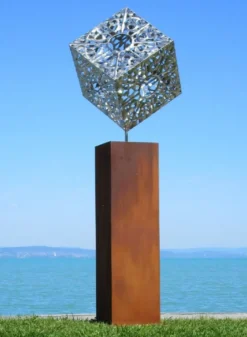 Casa Padrino XXL Garten Deko Metall Skulptur Würfel auf Säule Silber / Rost H. 216 cm