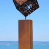 Casa Padrino XXL Garten Deko Metall Skulptur Würfel auf Säule Rost H. 216 cm