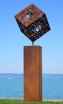 Casa Padrino XXL Garten Deko Metall Skulptur Würfel auf Säule Rost H. 216 cm
