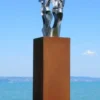 Casa Padrino XXL Garten Deko Metall Skulptur Freunde auf Säule Silber / Rost H. 182 cm