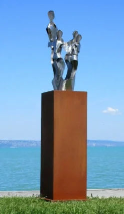 Casa Padrino XXL Garten Deko Metall Skulptur Freunde auf Säule Silber / Rost H. 182 cm