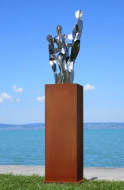 Casa Padrino XXL Garten Deko Metall Skulptur Freunde auf Säule Silber / Rost H. 182 cm
