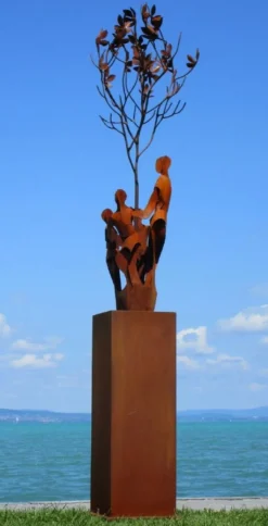 Casa Padrino XXL Garten Deko Metall Skulptur Freunde am Baum auf Säule Rost H. 260 cm