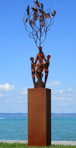 Casa Padrino XXL Garten Deko Metall Skulptur Freunde am Baum auf Säule Rost H. 260 cm