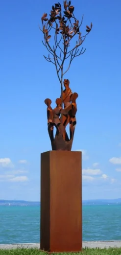 Casa Padrino XXL Garten Deko Metall Skulptur Freunde am Baum auf Säule Rost H. 260 cm