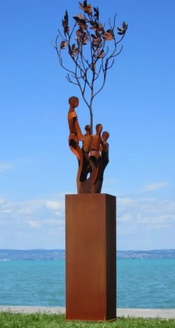 Casa Padrino XXL Garten Deko Metall Skulptur Freunde am Baum auf Säule Rost H. 260 cm