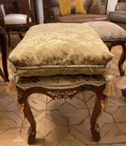 Pompöös by Casa Padrino Luxus Barock Sitzhocker mit Sitzkissen Beige Muster / Braun / Gold - Pompööser Barock Hocker designed by Harald Glööckler - Barock Möbel - Edel & Prunkvoll