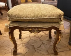 Pompöös by Casa Padrino Luxus Barock Sitzhocker mit Sitzkissen Beige Muster / Braun / Gold - Pompööser Barock Hocker designed by Harald Glööckler - Barock Möbel - Edel & Prunkvoll