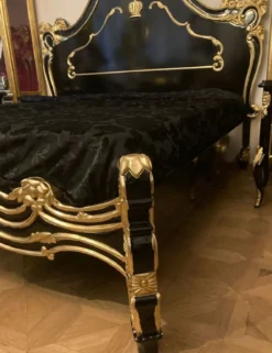 Pompöös by Casa Padrino Luxus Barock Doppelbett mit Matratze Schwarz / Gold - Pompööses Barock Bett designed by Harald Glööckler - Schlafzimmer Möbel im Barockstil - Barock Möbel - Edel & Prunkvoll