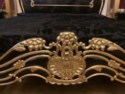 Pompöös by Casa Padrino Luxus Barock Doppelbett mit Matratze Schwarz / Gold - Pompööses Barock Bett designed by Harald Glööckler - Schlafzimmer Möbel im Barockstil - Barock Möbel - Edel & Prunkvoll