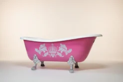 Pompöös by Casa Padrino Luxus Badewanne freistehend von Harald Glööckler Pink / Silber / Weiß 1695mm mit silberfarbenen Löwenfüssen -AUSSTELLUNGSTÜCK-