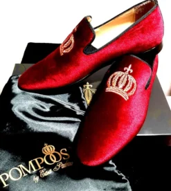 Pompöös by Casa Padrino Luxus Samt Slipper Krone Bordeauxrot / Gold - Verschiedene Schuhgrößen - designed by Harald Glööckler